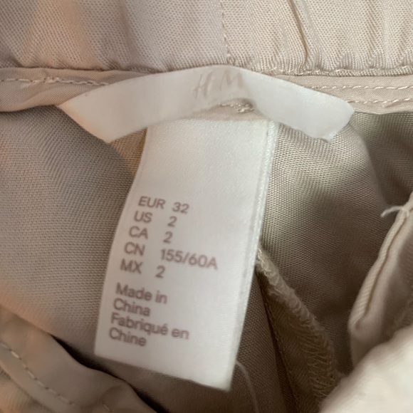 H&M Light Shorts with Pockets - Picture 2 of 2